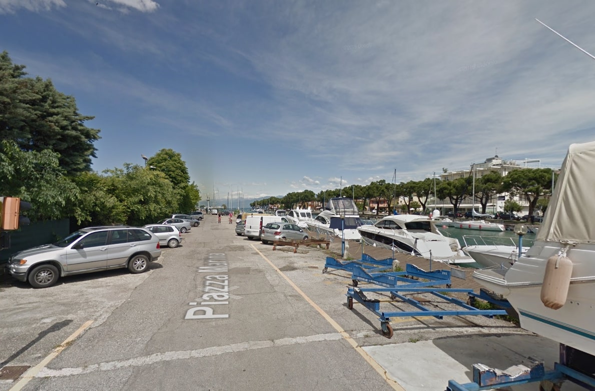 Responsabile tecnico di area cade nel cantiere navale a Peschiera del Garda, è grave