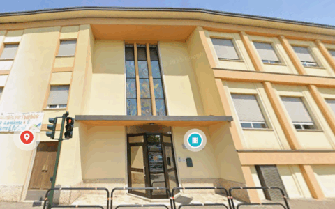 72enne si abbassa i pantaloni e mostra i genitali davanti a un asilo