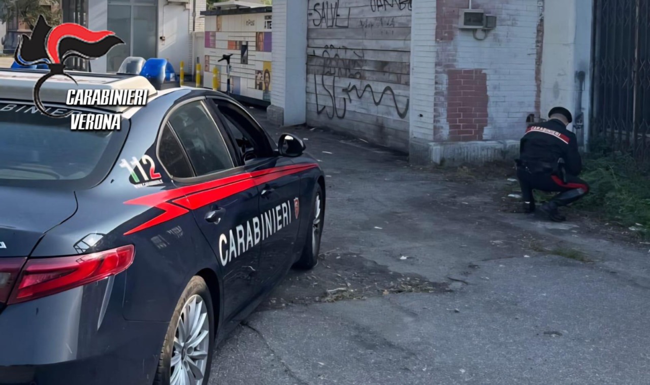 Visto uscire da un palazzo abbandonato, getta via un sacchetto: trovato con un panetto da 80 grammi di hashish