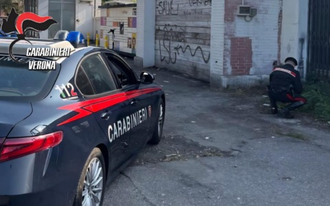 Visto uscire da un palazzo abbandonato, getta via un sacchetto: trovato con un panetto da 80 grammi di hashish