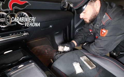 29enne fermato col Suv durante un controllo a Dolcè: in auto trovato più di un etto di hashish