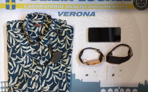 Fa 29/30 all’esame scritto della patente, ma non sa una parola di italiano: ha copiato con mini-cam e auricolare