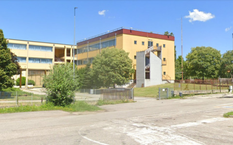 Studenti musulmani si tappano le orecchie durante la benedizione della scuola a Cerea