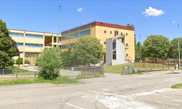 Studenti musulmani si tappano le orecchie durante la benedizione della scuola a Cerea