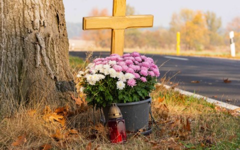 Croci bianche e memoria condivisa: la Giornata dedicata alle vittime della strada e all’importanza della responsabilità alla guida