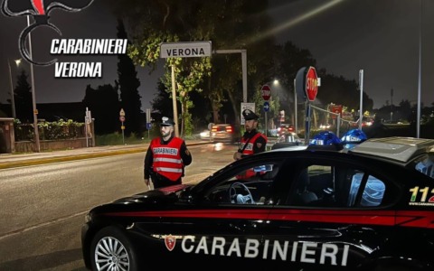 In piena notte, usa una sedia e si scaglia contro la porta di un bar e di un condominio