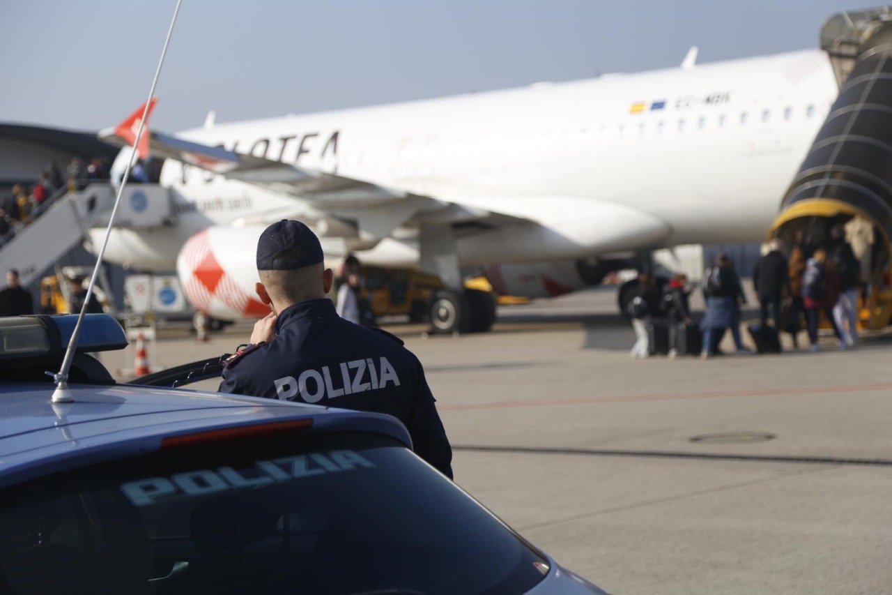 32enne ricercato per narcotraffico nel Regno Unito arrestato all’aeroporto Catullo di Villafranca