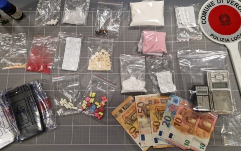 18enne fermato con un mix di droghe sintetiche: trovate 28 pastiglie di ecstasy, cocaina, metanfetamine e la pericolosa “Blue Punisher”