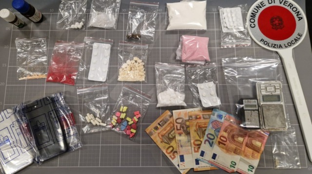18enne fermato con un mix di droghe sintetiche: trovate 28 pastiglie di ecstasy, cocaina, metanfetamine e tra cui la pericolosa “Blue Punisher”