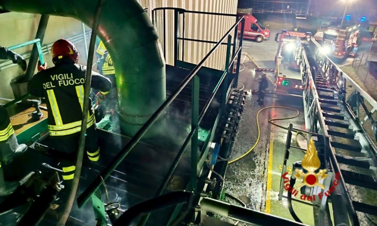 Incendio alla cartiera di Zevio: fiamme nei silos per la depolverizzazione