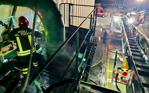 Incendio alla cartiera di Zevio: fiamme nei silos per la depolverizzazione