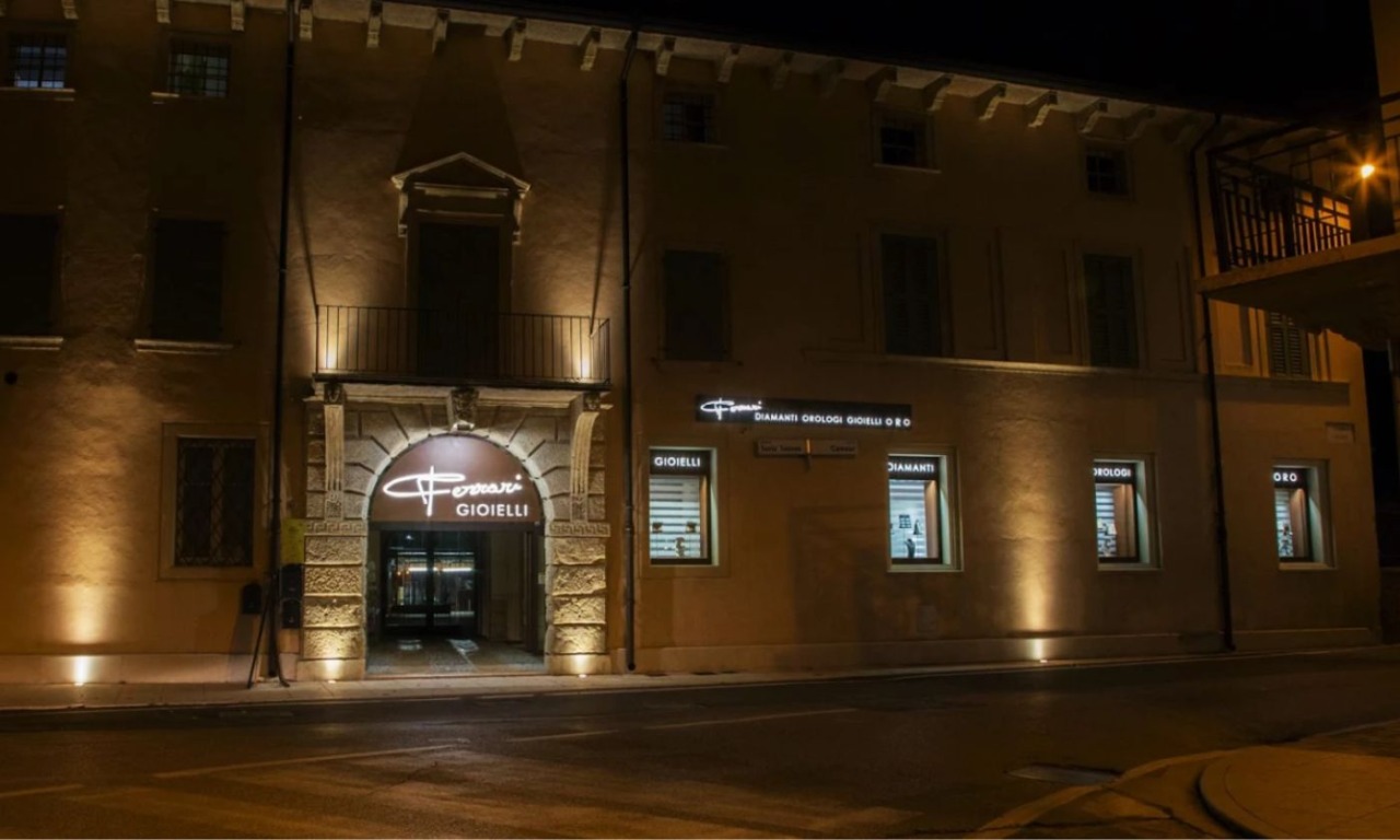 Spaccata nella notte alla gioielleria Ferrari a Zevio, il cancello sfondato con l’auto