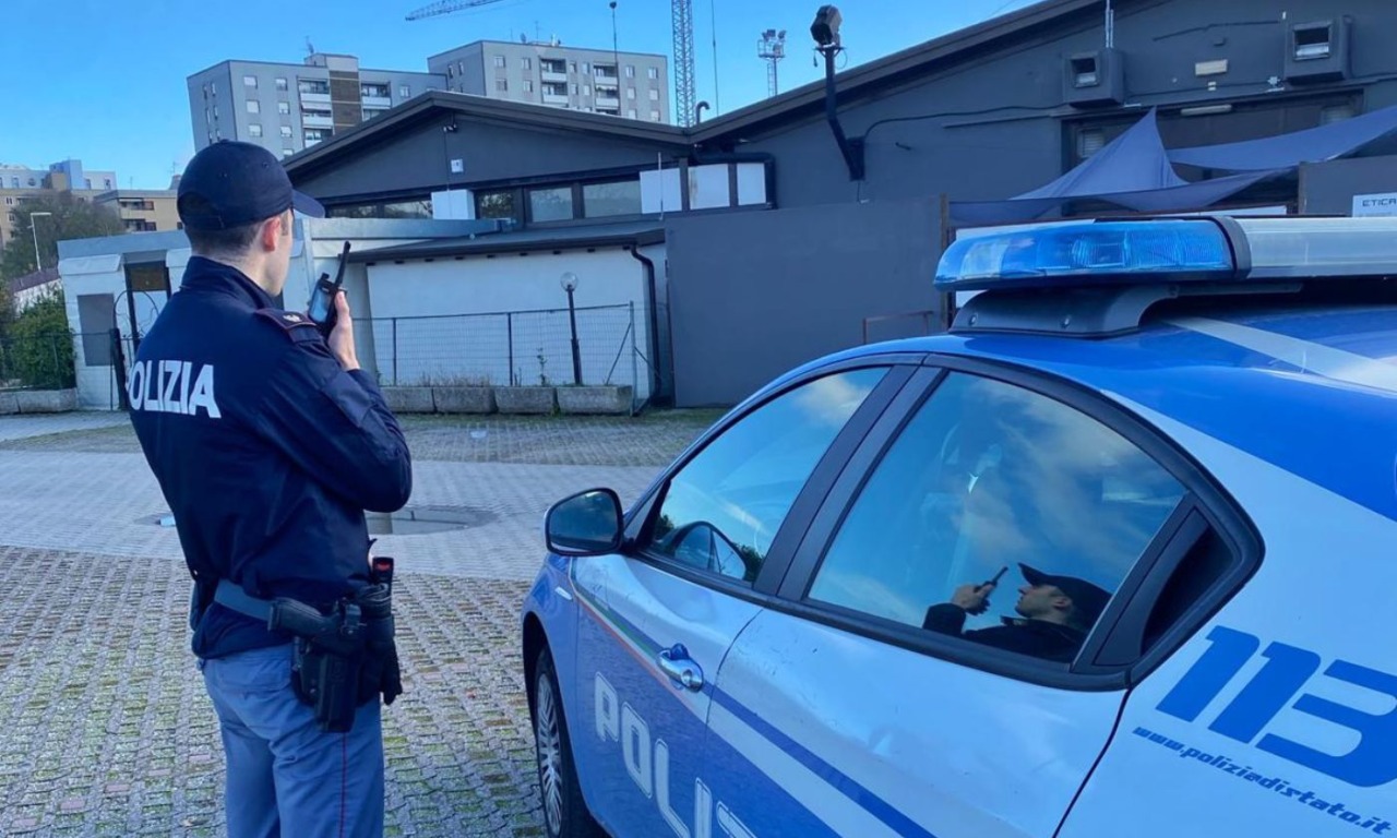 19enne bloccato all’ingresso della discoteca: prima insulta i buttafuori, poi aggredisce i poliziotti