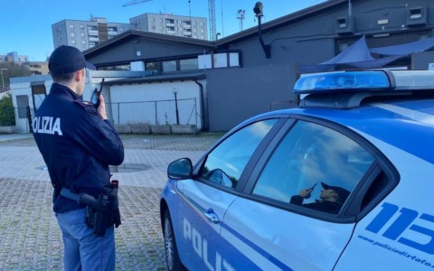 19enne bloccato all’ingresso della discoteca: prima insulta i buttafuori, poi aggredisce i poliziotti