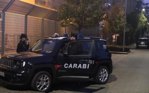 55enne beccato fuori dai domiciliari, trovati in casa sua 18 grammi di hashish nella federa del cuscino