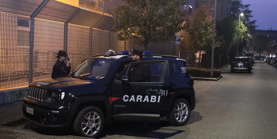 55enne beccato fuori dai domiciliari, trovati in casa sua 18 grammi di hashish nella federa del cuscino