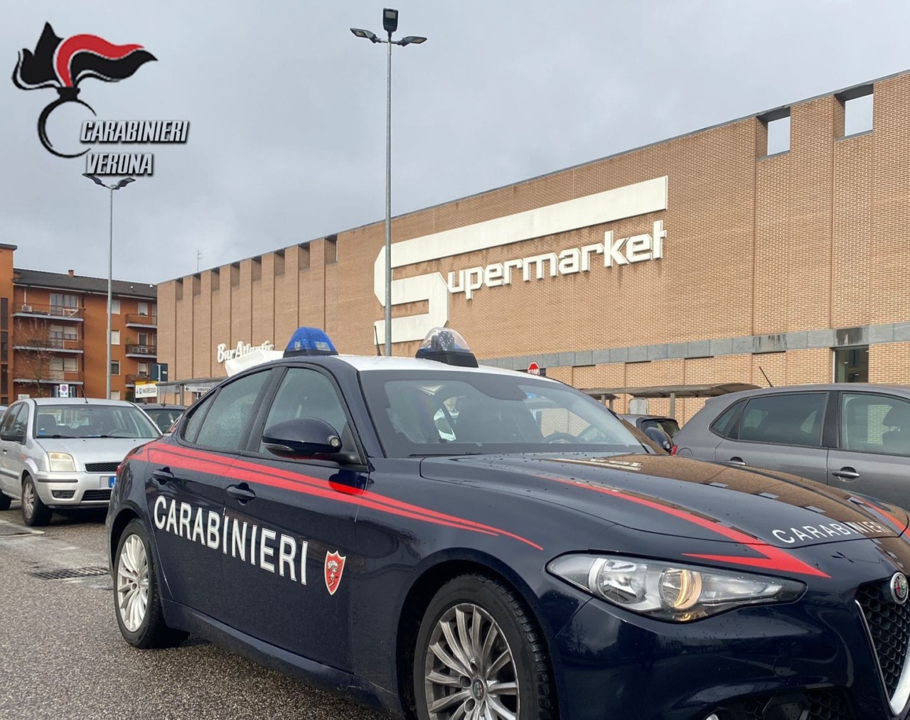 Furto da 3.700 euro all’Esselunga di Corso Milano a Verona: arrestato un 28enne, caccia ai due complici