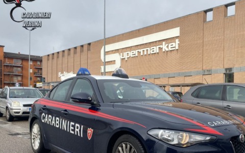Furto da 3.700 euro all’Esselunga di Corso Milano a Verona: arrestato un 28enne, caccia ai due complici