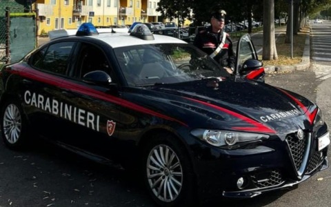 Aggredisce l’addetto alla sicurezza del supermercato dopo aver rubato alcolici