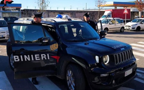 Riempie una borsa con alimenti e surgelati, poi scappa dal supermercato spingendo clienti e vigilanti