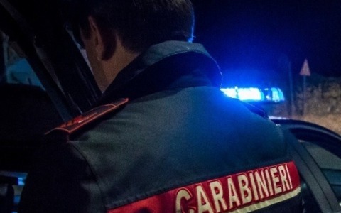 Vede i Carabinieri e si libera rapidamente di un pacchetto, dentro c’erano confezioni con cocaina e hashish