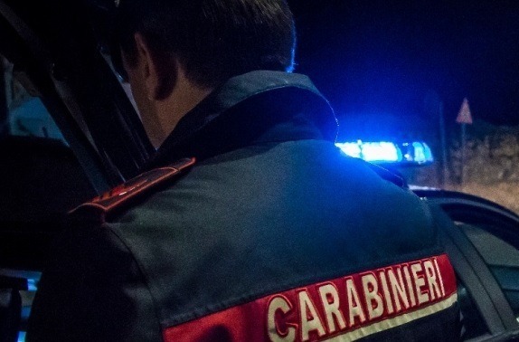 Vede i Carabinieri e si libera rapidamente di un pacchetto, dentro c’erano confezioni con cocaina e hashish