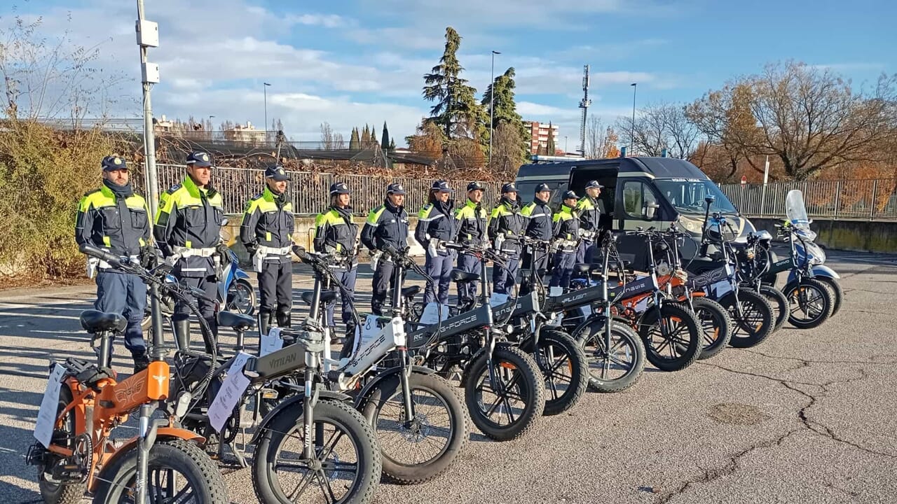 E-bike modificate, a Verona sequestrati 25 mezzi: “Pericolose perché andavano oltre i 50 km/h”