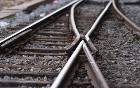 Auto finisce sui binari: treni fermi per due ore a Cerea