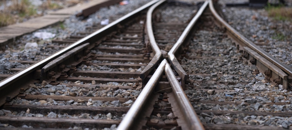 Auto finisce sui binari: treni fermi per due ore a Cerea