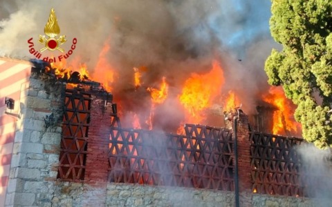 Fiamme nella barchessa di un’azienda agricola, distrutti trattori e altri macchinari