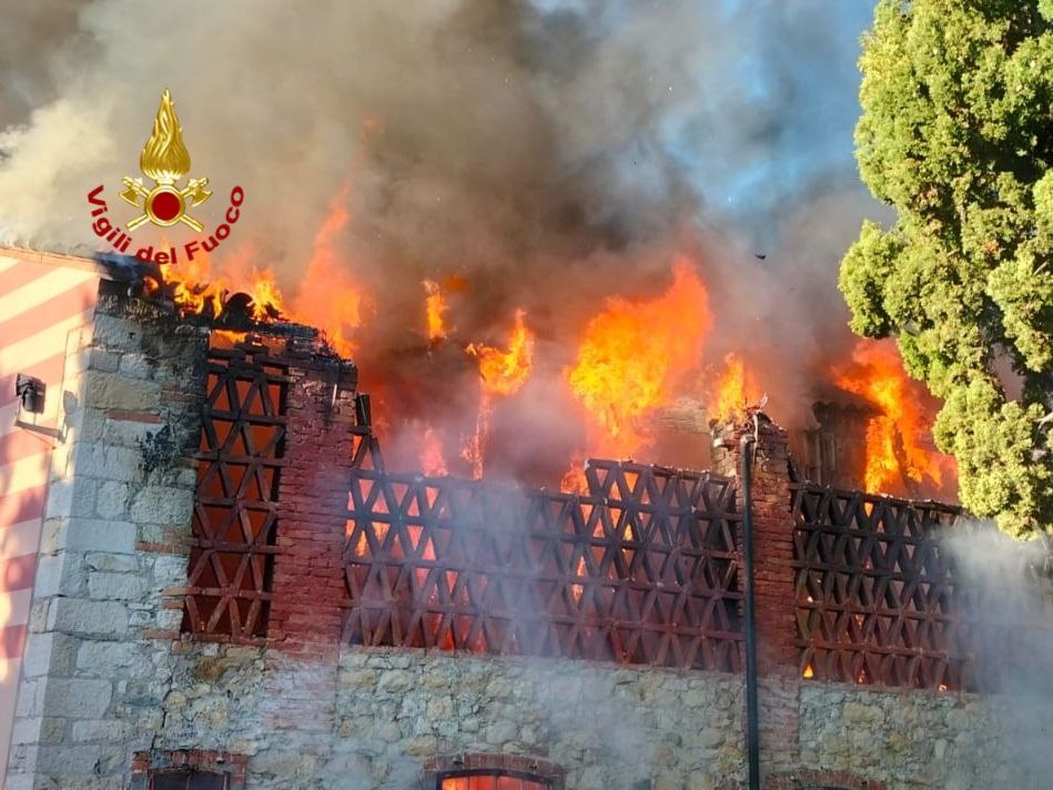 Fiamme nella barchessa di un’azienda agricola, distrutti trattori e altri macchinari