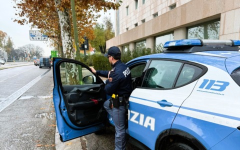 Scappa dopo controllo del personale ATV, poi si scaglia contro i poliziotti