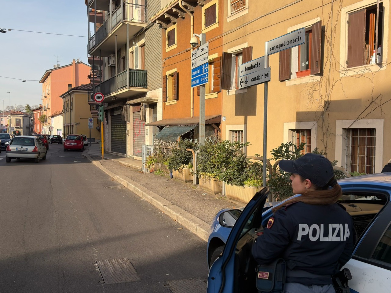 Ruba ammorbidente in una lavanderia, poi reagisce contro la Polizia