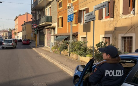 Ruba ammorbidente in una lavanderia, poi reagisce contro la Polizia