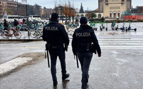 Rapina con spray urticante alla stazione di Verona: incastrati due giovani aggressori