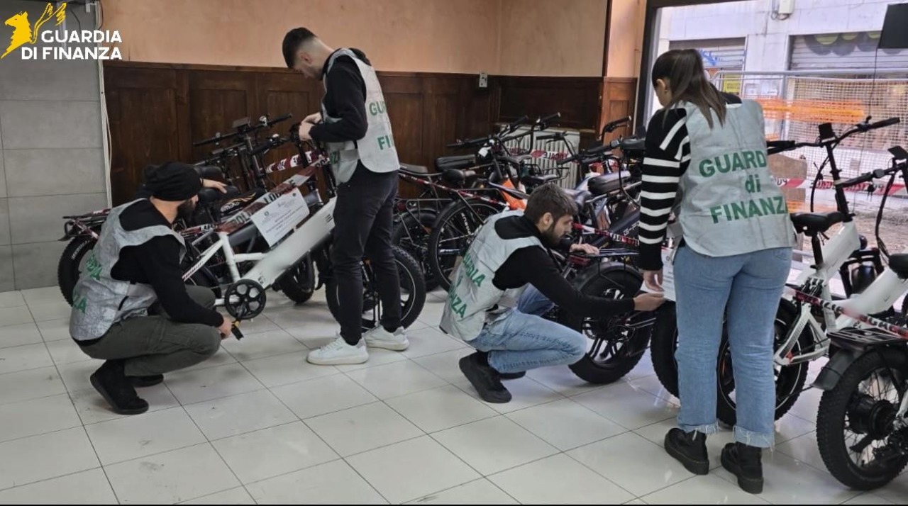 Guardia di Finanza e Polizia Locale sequestrano 295 e-bike irregolari in due negozi di Verona