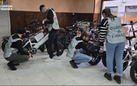 Guardia di Finanza e Polizia Locale sequestrano 295 e-bike irregolari in due negozi di Verona