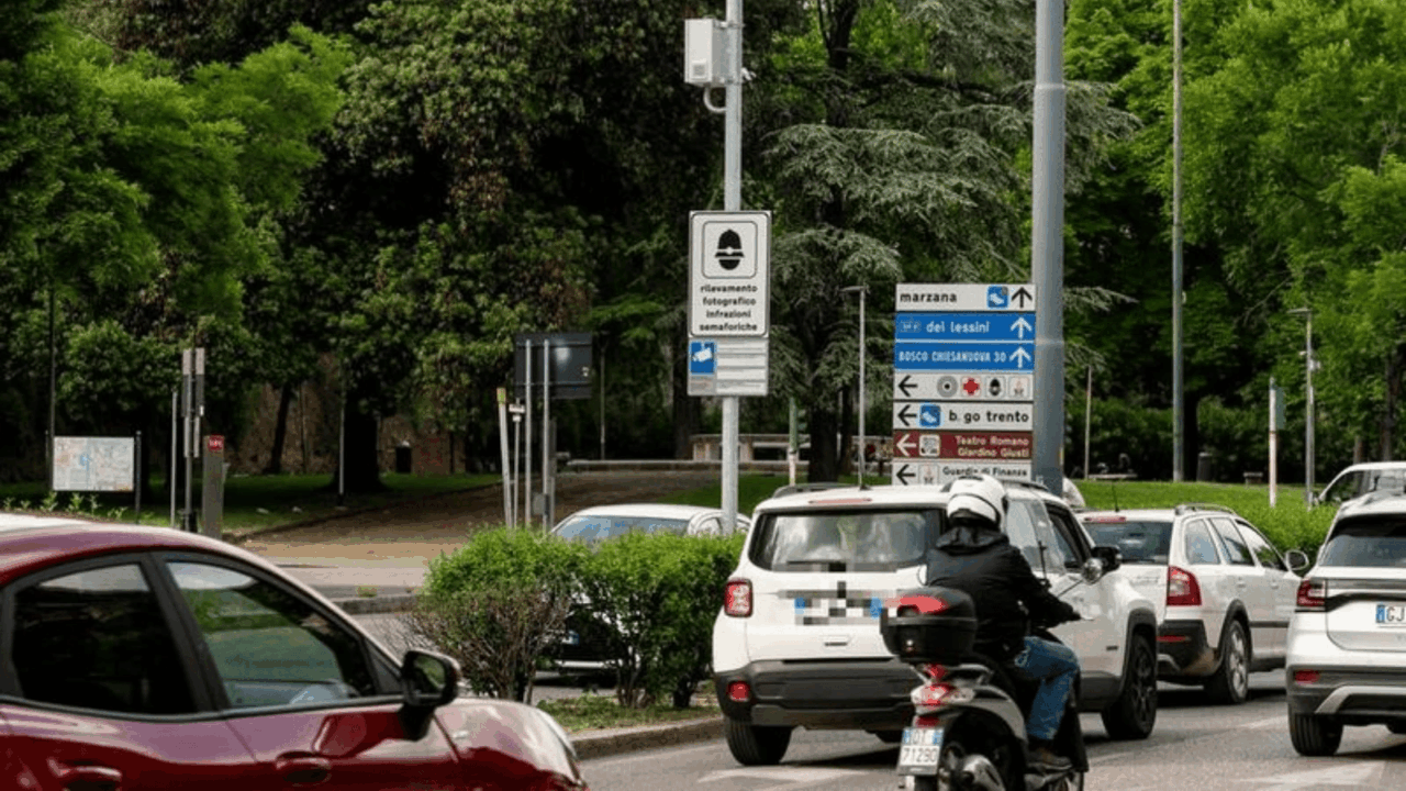 Passaggio con il rosso (e non solo): in corso Venezia arriva il secondo Photo-red