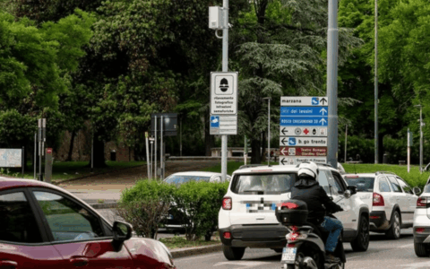 Passaggio con il rosso (e non solo): in corso Venezia arriva il secondo Photo-red
