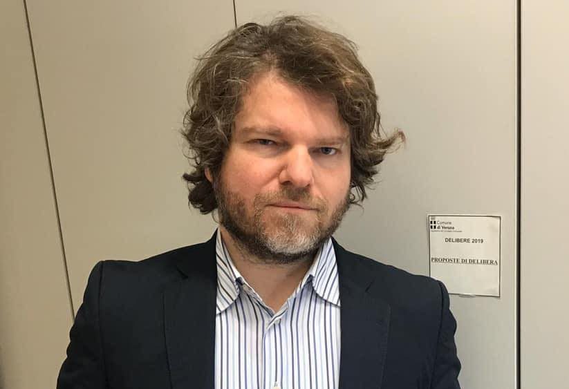 Saluto romano contro attiviste di “Non una di meno”, ex consigliere Bacciga condannato in Appello: “Esibizionismo fascista”