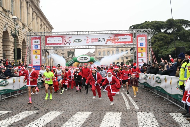 Adigeo Christmas Run a Verona: attesi 5mila Babbo Natale per la corsa solidale