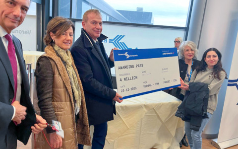 All’aeroporto Catullo di Verona premiata la (inconsapevole) 4 milionesima passeggera