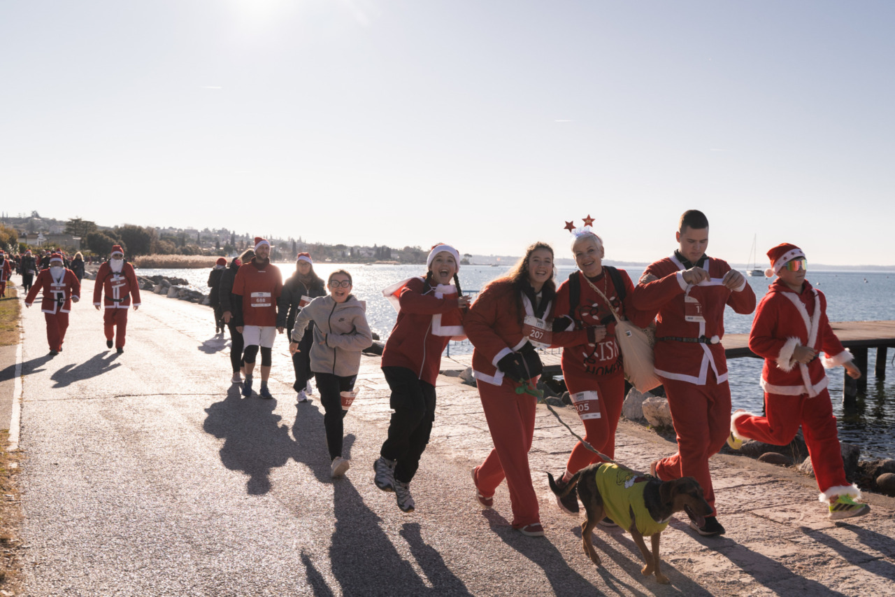 Oltre 650 Babbi Natale sul Garda per la Babbo Lake 2025