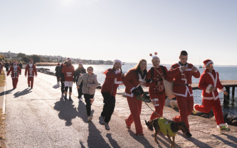 Oltre 650 Babbi Natale sul Garda per la Babbo Lake 2025