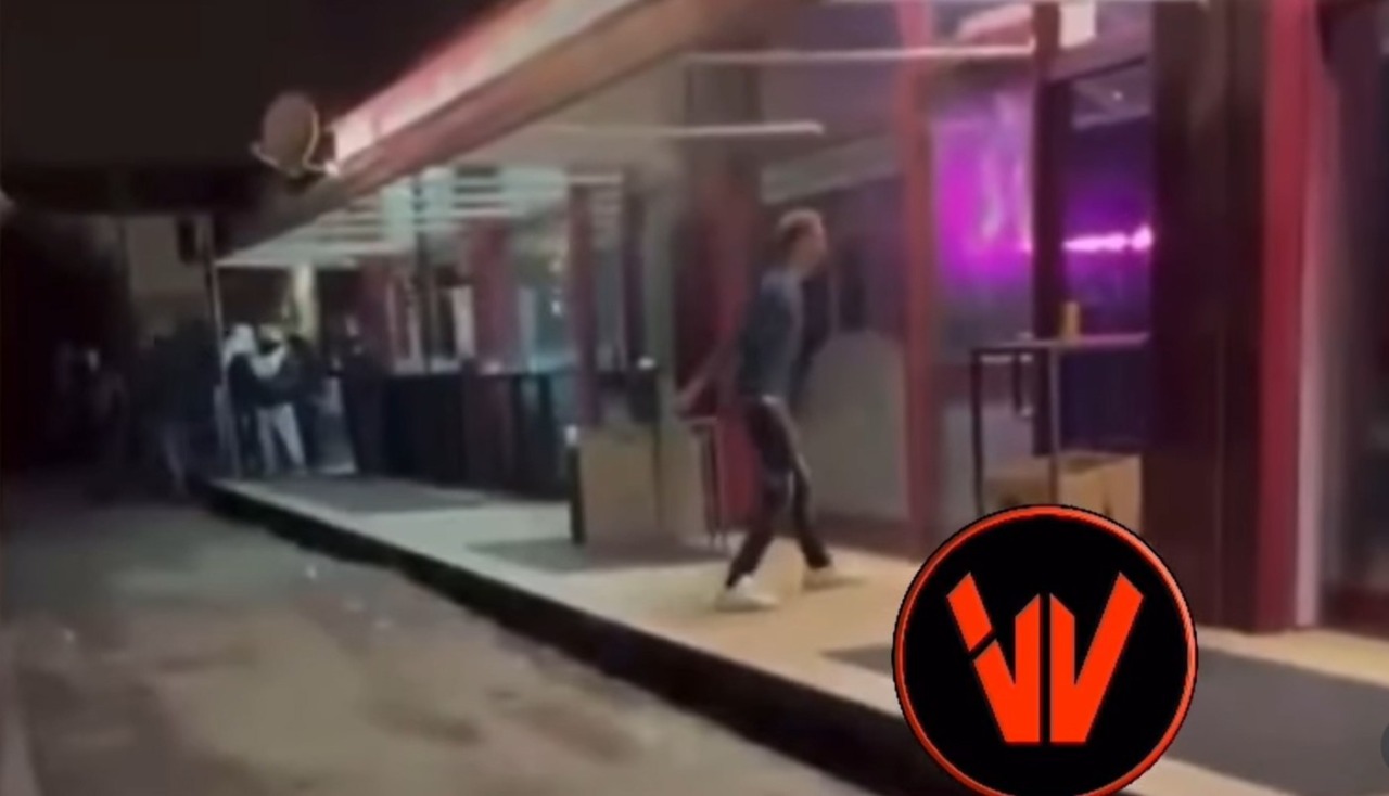 Non lo fanno entrare nel locale, lui torna con un machete e distrugge la vetrata durante l’inaugurazione