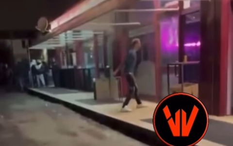 Non lo fanno entrare nel locale, lui torna con un machete e distrugge la vetrata durante l’inaugurazione