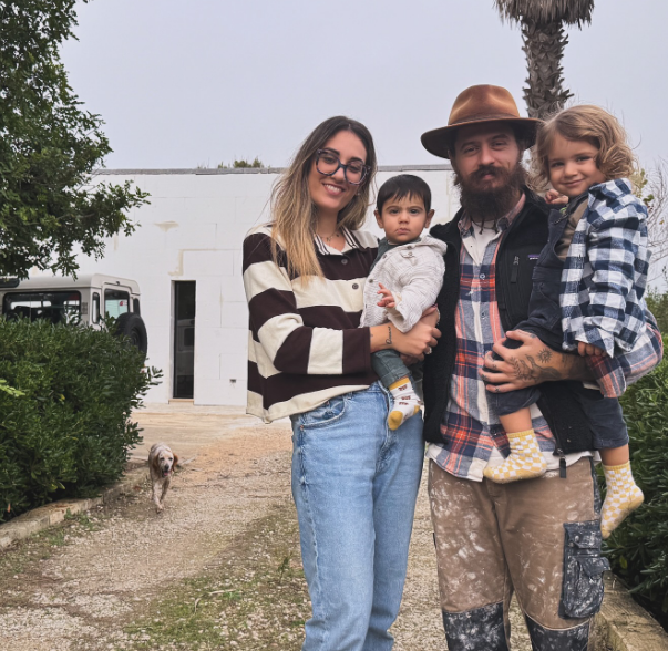 Caso “famiglia nel bosco”: sotto la lente di Selvaggia Lucarelli i veronesi andati a vivere sul mare in Puglia