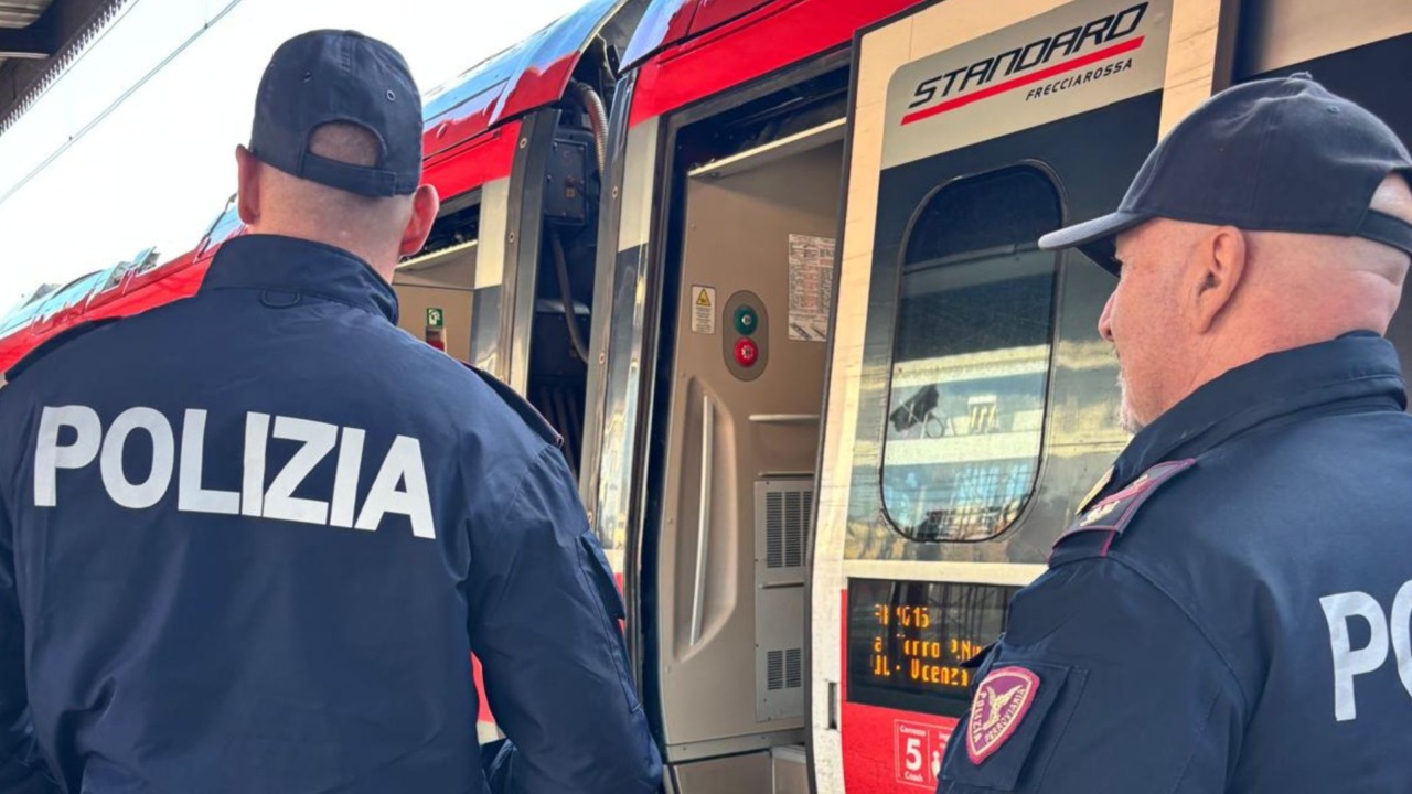 24enne litiga in stazione con una passeggera e poi oppone resistenza agli agenti