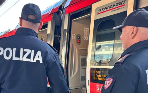 24enne litiga in stazione con una passeggera e poi oppone resistenza agli agenti