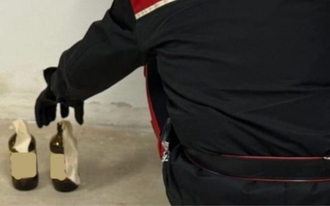 Lanciano molotov contro la casa di una ex dipendente, li aveva ingaggiati l’ex datore di lavoro